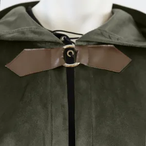 Dettaglio mantello con cappuccio uomo medievale, cappa velluto verde scuro fibbia pelle anello.