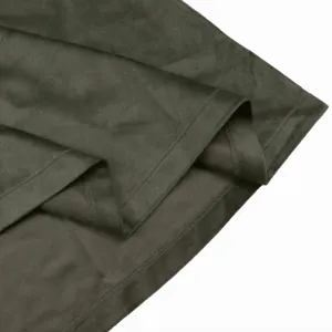 Primo piano della texture del tessuto verde scuro e cuciture pulite del costume.