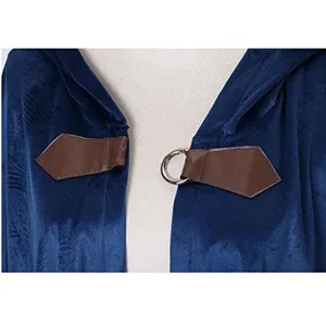 Dettaglio mantello con cappuccio in velluto medievale, mantella blu con fibbia in pelle e anello.