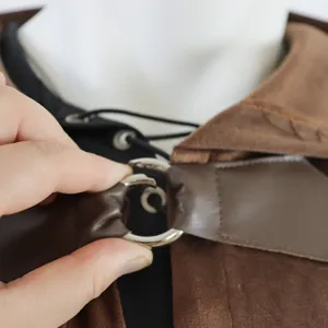 Primo piano della chiusura con anello in metallo del costume medievale e cinturino in ecopelle.