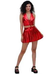 Set top corto halter metallizzato rosso e minigonna plissettata abito da festa chic.