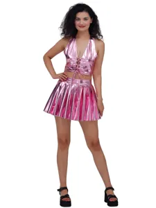 Set di due pezzi metallico rosa lucido con top halter e gonna mini plissettata da club.