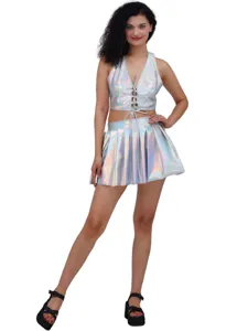 Completo due pezzi crop top e gonnellina plissettata in ecopelle olografica per serate in disco.
