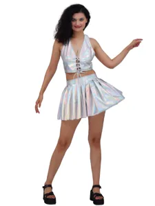 Set crop top halter olografico e minigonna plissettata perfetto per rave e discoteche.