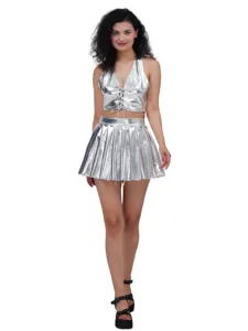 Completo metallizzato lucido con top corto halter e minigonna plissettata per festa.