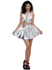 Completo metallizzato argento con top corto halter e minigonna plissettata per festa.