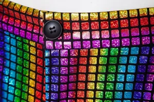 Détail de tissu de costume de fête disco à paillettes pour hommes design brillant.