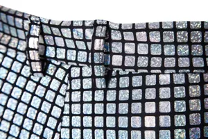 Détail de ceinture de pantalon de costume à sequins pour hommes, scène brillante.