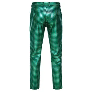 Vue détaillée du pantalon homme à sequins vert brillant, idéal pour les fêtes et spectacles.