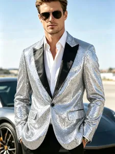 Vista detallada de la chaqueta de lentejuelas plateadas para hombre con solapas negras.