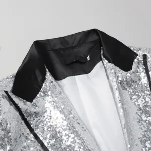 Detalle en primer plano del blazer de lentejuelas para hombre con solapa negra y brillo.