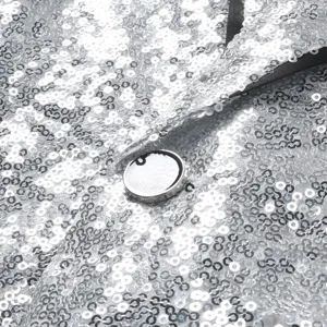 Vista detallada en primer plano de una elegante chaqueta de lentejuelas plateadas.