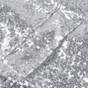Primer plano detalle de solapa de chaqueta hombre lentejuelas plateadas, textura.