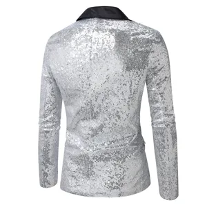 Detalles de la espalda de la chaqueta de lentejuelas plateadas de hombre con solapa.