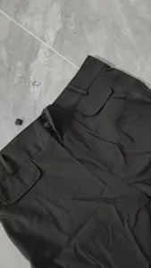 Vue détaillée de la ceinture et des poches du pantalon de loisir noir.