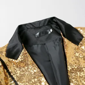 Vista detallada de blazer con lentejuelas doradas para hombre con solapa negra clásica y etiqueta M.
