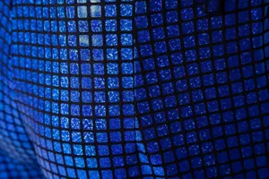 Gros plan sur le tissu à sequins bleus montrant la texture de grille brillante de scène.