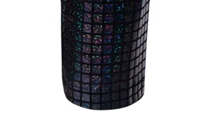 Vue detaillee de gros plan sur la texture du tissu manchette costume sequins homme stage