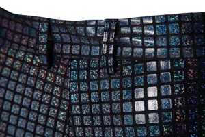Détail de costume pour homme en sequins métalliques avec tissu quadrillé scintillant pour scène.