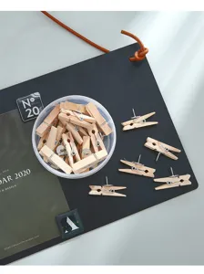 Molle in legno con puntine da disegno set, vista dettagliata di clip decorative.
