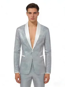Vista detallada de la chaqueta de traje de lentejuelas plateadas para hombre con solapa chal.