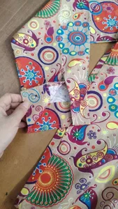 Retro 70er Jahre Vintage Herren Disco Kostüm Ärmel Detail und bunte Muster Ansicht