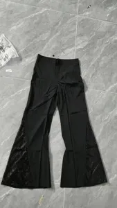 Λεπτομερής όψη ανδρικού μαύρου vintage disco παντελονιού καμπάνα με ένθετα παγιέτας.