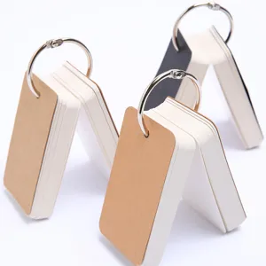 Schede indice vuote con anelli metallici, biglietti per appunti mobili per studiare.