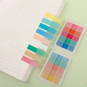 Vista ravvicinata di linguette index in PET traslucido color macaron su quaderno