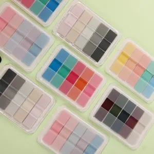 Nahaufnahme von verschiedenen transparenten PET-Klebezetteln in Macaron-Farben auf Grün