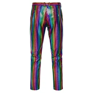 Gros plan du pantalon disco à sequins colorés montrant la texture du tissu mosaïque.