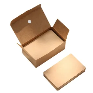 Tarjetas de papel kraft en caja, ideales para notas de bricolaje, fichas y tarjetas de visita.
