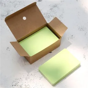 Set di biglietti bianchi in scatola di carta kraft verde chiaro per studio e messaggi.