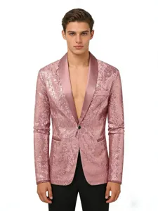 Detalle de chaqueta blazer de lentejuelas rosas con solapa de saten para fiestas de noche.