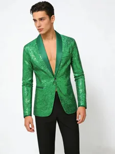Primer plano de chaqueta americana verde brillante con lentejuelas y solapa de satén.