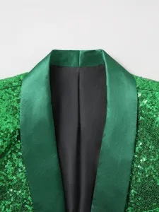 Primer plano detallado del cuello de la chaqueta de lentejuelas verdes con solapa.