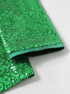 Detalle de manga de blazer con lentejuelas verdes, primer plano de puño brillante para hombre.