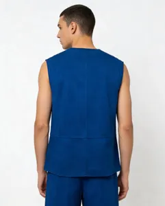 Vista trasera detallada del chaleco sin mangas azul para hombre con costuras limpias.
