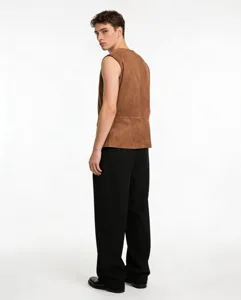Detalle de espalda del chaleco marrón de ante para hombre, sin mangas, elegante estilo medieval.