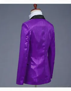 Vue detaillee du dos d'un blazer homme a sequins violets avec un tissu etincelant.
