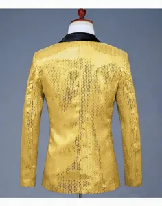 Vue arrière de blazer à sequins dorés pour hommes, détail de veste de costume disco.