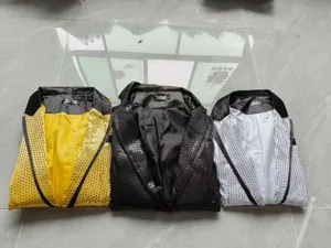 Gros plan détaillé de la veste blazer à sequins scintillants, montrant texture et revers chic.