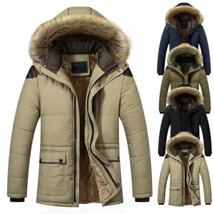 Parka da uomo imbottito con cappuccio, collo in pelliccia sintetica e fodera in pile.