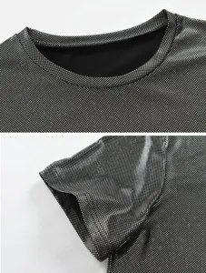Detalle en primer plano de camiseta de hombre de manga corta y cuello redondo metalizado.