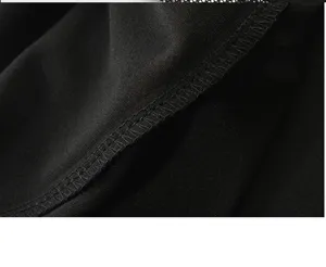 Primer plano detallado de tela negra y costuras para camiseta casual de hombre moda.