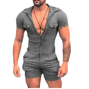 Herren grauer kurzer Ärmel Reißverschluss Jumpsuit Shorts Detailansicht mit Brusttaschen