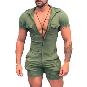Detailansicht des militärgrünen Herren-Kurzarm-Jumpsuits mit Frontreißverschluss und Taschen.