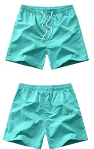 Dettaglio in primo piano dei pantaloncini da mare turchesi da uomo con tasca posteriore.