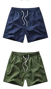 Dettagli di pantaloncini da spiaggia casual da uomo in blu navy e verde con coulisse.