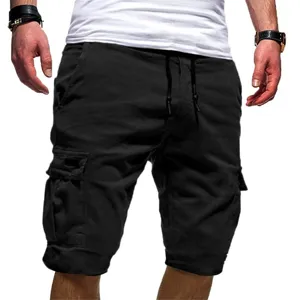 Vista dettagliata di pantaloncini cargo neri da uomo con tasche multiple e coulisse.